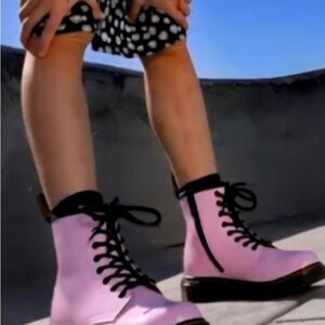 Dr. Martens Kids Pink Lace-Up Boots UC big girls 2